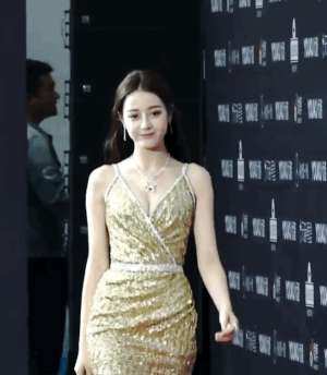 美女笑gif(女明星绝美动图pk刘诗诗笑容最甜，杨幂有些凶，大表姐slay全场)
