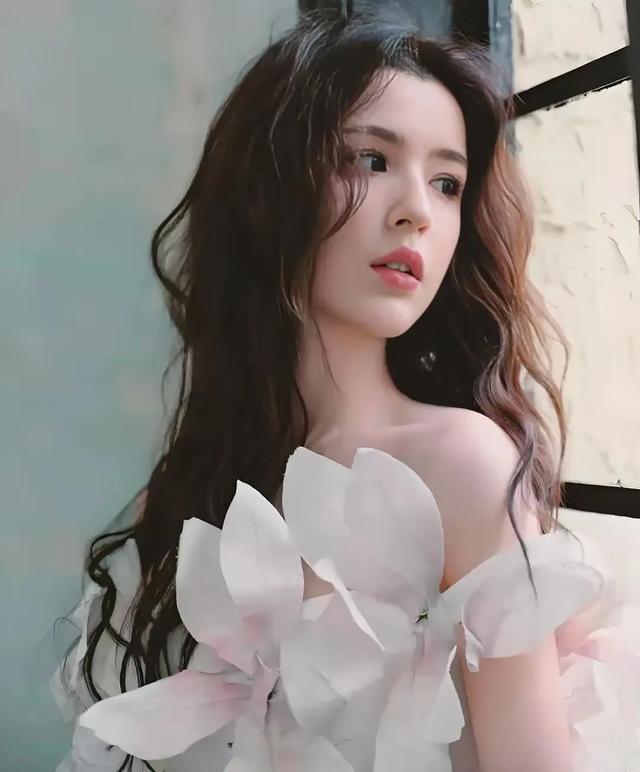 维族走出的8位美女明星,谁才是你心目中的“维族第一美女”?