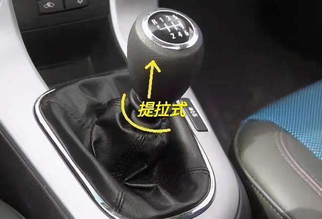 手动挡汽车倒挡操作方式,你知道几种?