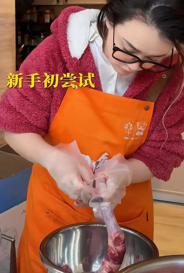 冉莹颖穿睡衣逛菜市场,单手扛36斤猪肉,和妈妈一起做贵州香肠