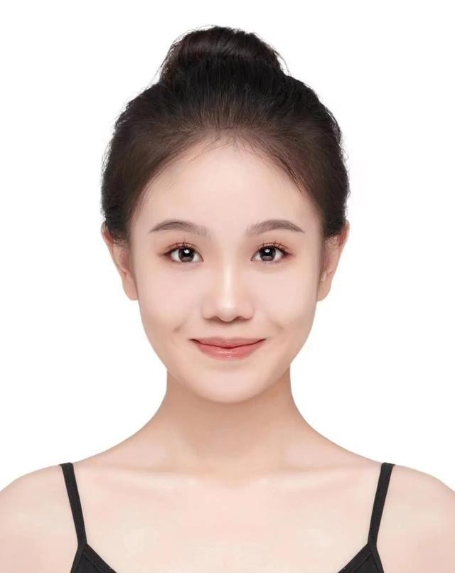 山东舞蹈艺考，美女们穿着舞蹈服候场，网友：这背不拔罐可惜了