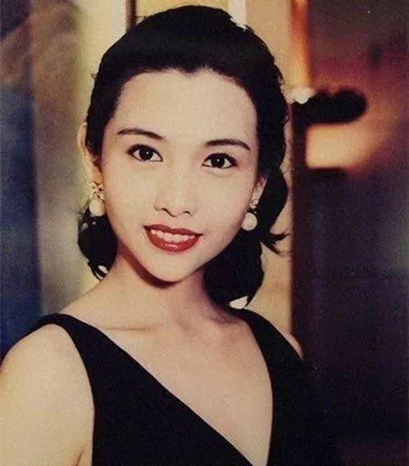 最美星二代沈月晒背影杀,20岁丰乳肥臀,身材比邱淑贞还丰腴