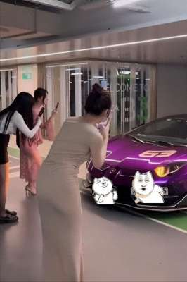 坐在副驾驶的美女(浙江小伙开豪车，3位美女打扮清凉，挪不开眼睛：想要坐在副驾驶)