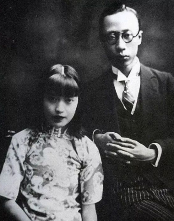 清末时期的老照片：李鸿章的小妾冬梅，长相端正，真漂亮