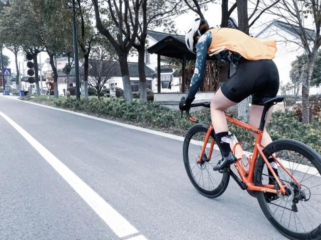 单车美女丨戴口罩也要骑车 青春活力无限爱笑小叶子