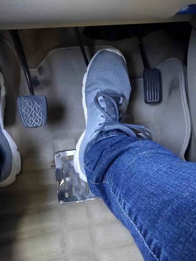 开动档车想要减速时,是先踩离合器,还是先踩刹车?一文说清楚