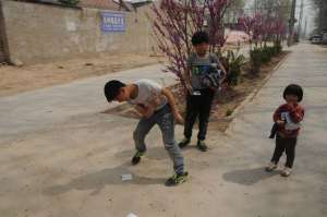 撕美女衣服游戏无内衣版(小时候为了玩这种游戏，把课本都撕完了，没少挨家长的打)