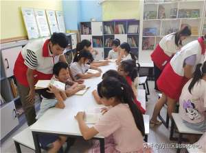 美女陈紫轩(万山：书香润暑假 阅读伴成长)