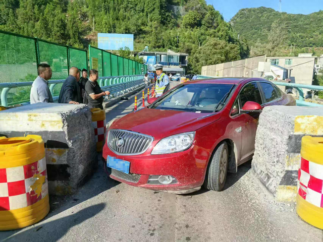 砰!小轿车“怼”上水泥桥墩,全因老司机这个操作