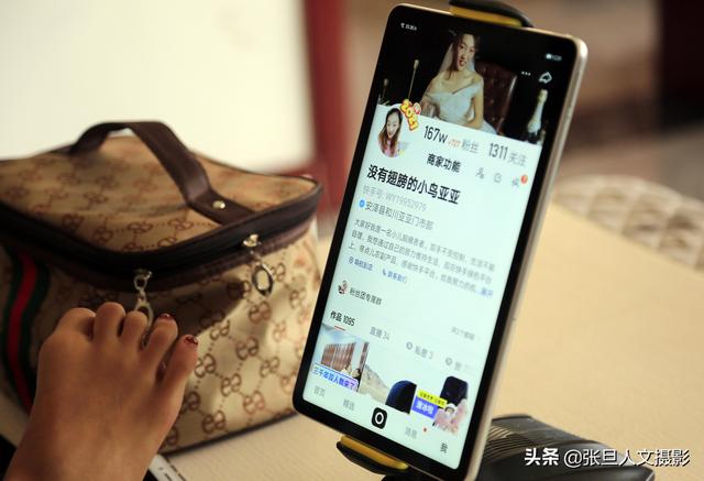 山西26岁农村脑瘫女 网恋收获爱情 开直播170万粉丝成网红