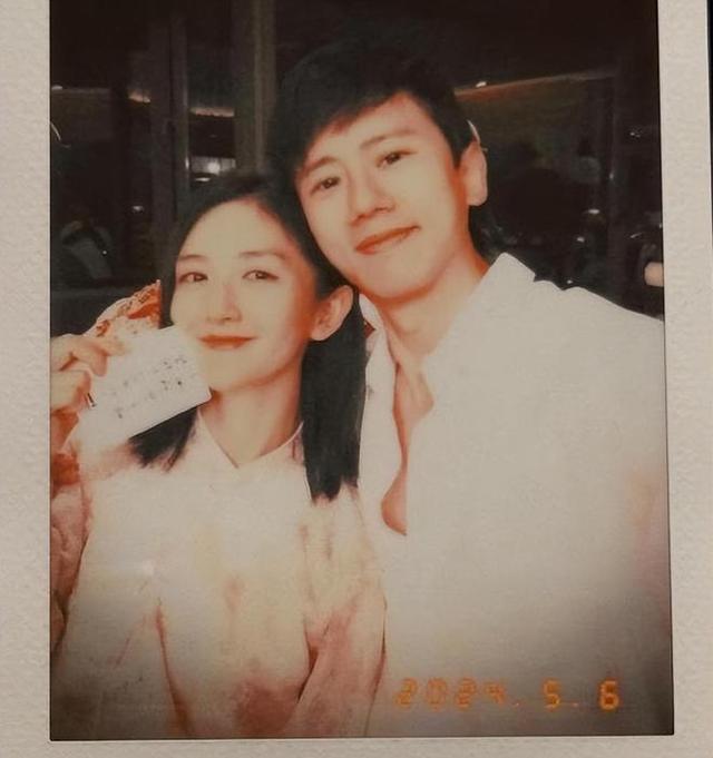 张杰三个女儿同时住院输液，谢娜偷偷哭鼻子，宝贝手上扎针惹人怜
