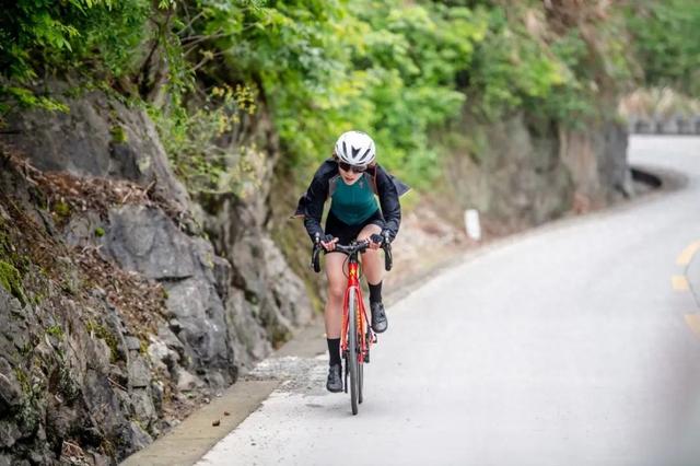 单车美女丨戴口罩也要骑车 青春活力无限爱笑小叶子