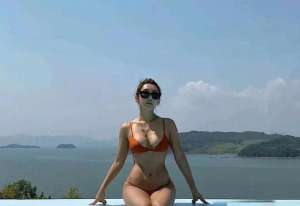美女车模性感比基尼(韩国最美车模海边比基尼亮相 ，甜美容貌 魔鬼般性感丰满身材 太顶了)
