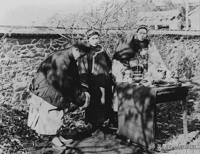 真实晚清老照片：女子解衣喂奶被偷拍，穷人勉强有件布料遮丑3