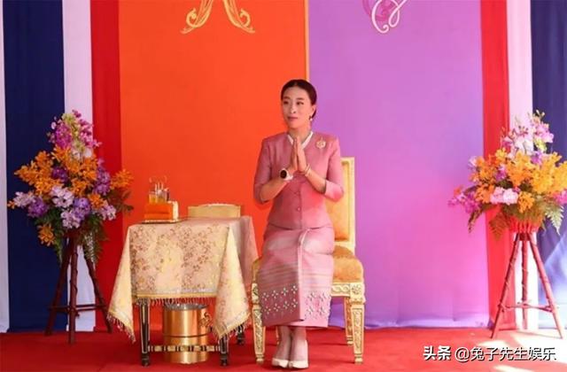 42岁泰国公主跪地上照顾妈妈,衣服渗出3条汗渍,孝顺女儿真少见