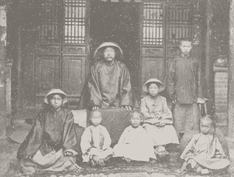 真实晚清老照片：女子解衣喂奶被偷拍，穷人勉强有件布料遮丑3