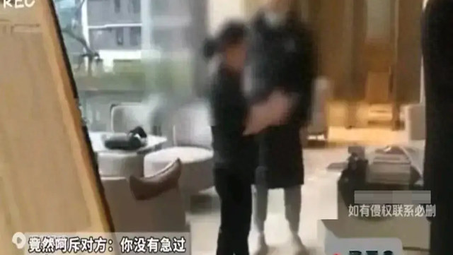 毁三观：女子当众脱裤方便，被工作人员劝阻后，竟还气急败坏叫嚣