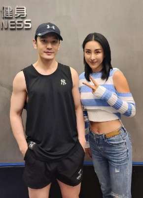 与美女健身(黄晓明健身与美女紧靠合影，一身肌肉男人味十足，美女翘臀细腰抢镜)
