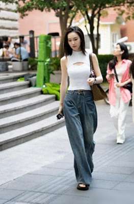 博客街拍美女(又被上海女生的街拍惊艳了：穿衣露腰，裙长过膝盖，高级又时髦)