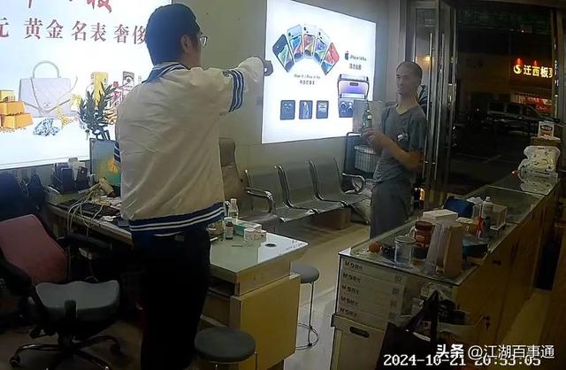 女孩遭流浪汉强行扒衣服,女孩向隔壁店老板求助,店老板却打游戏