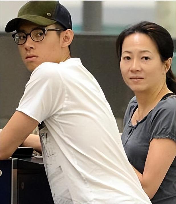 73岁谭咏麟与高挑美女十指紧扣逛街,女方疑是51岁红颜知己朱咏婷