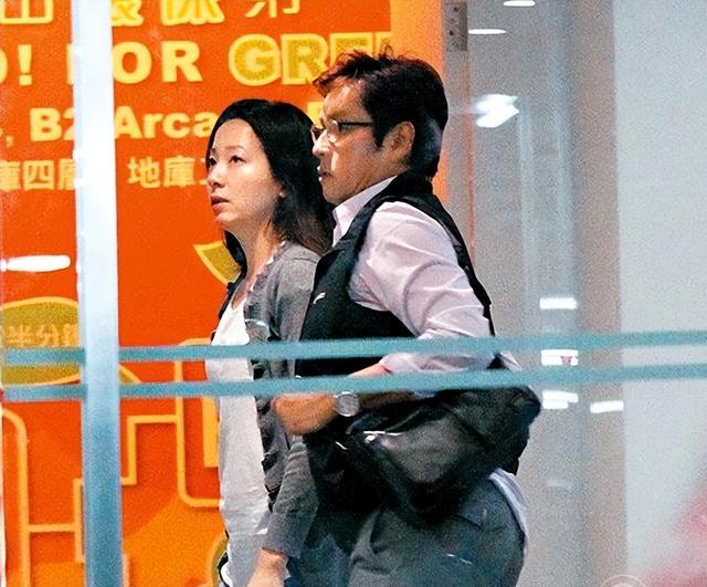 73岁谭咏麟与高挑美女十指紧扣逛街,女方疑是51岁红颜知己朱咏婷