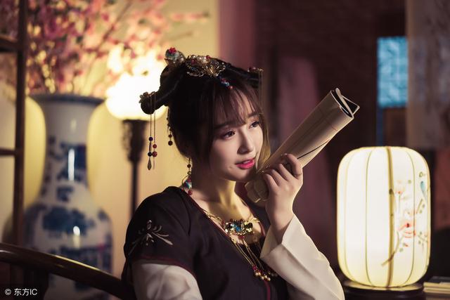 小说：美女魂穿成不受宠小姐，当众一记耳光，把她的威严打了回来
