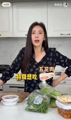 吃大葱美女(秋瓷炫一口大蒜一口肉，生吃大葱蘸酱太生猛，想回东北过大年啦)