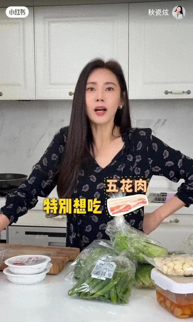 秋瓷炫一口大蒜一口肉,生吃大葱蘸酱太生猛,想回东北过大年啦!