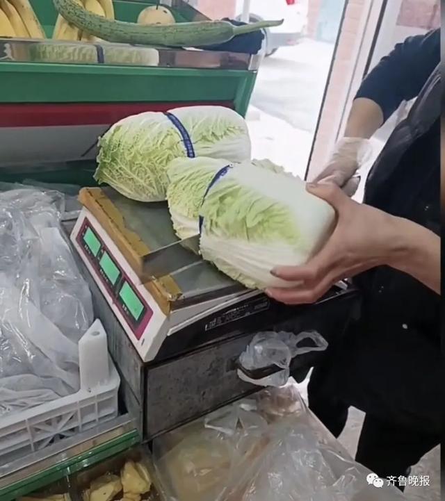 山东姑娘和南方女孩合买一棵白菜!一个要菜帮,一个要菜叶,网友吵翻了