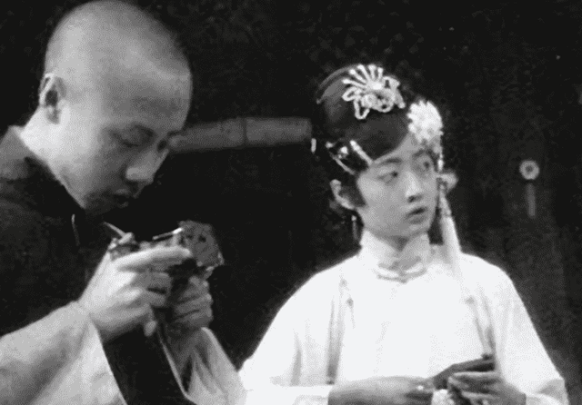 真实晚清老照片：女子解衣喂奶被偷拍，穷人勉强有件布料遮丑3