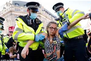 美女全脱光(英美女赤裸上身人群中起舞，呼吁人们关注气候，父亲男友极力支持)