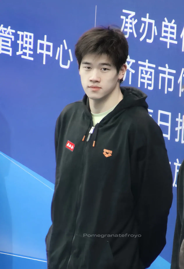 潘展乐训练后，在马路上和一位美女撸狗，场面温馨，太有爱了！