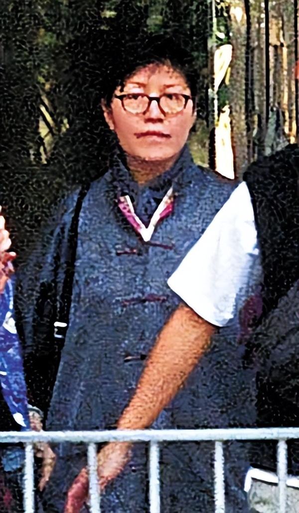 73岁谭咏麟与高挑美女十指紧扣逛街,女方疑是51岁红颜知己朱咏婷