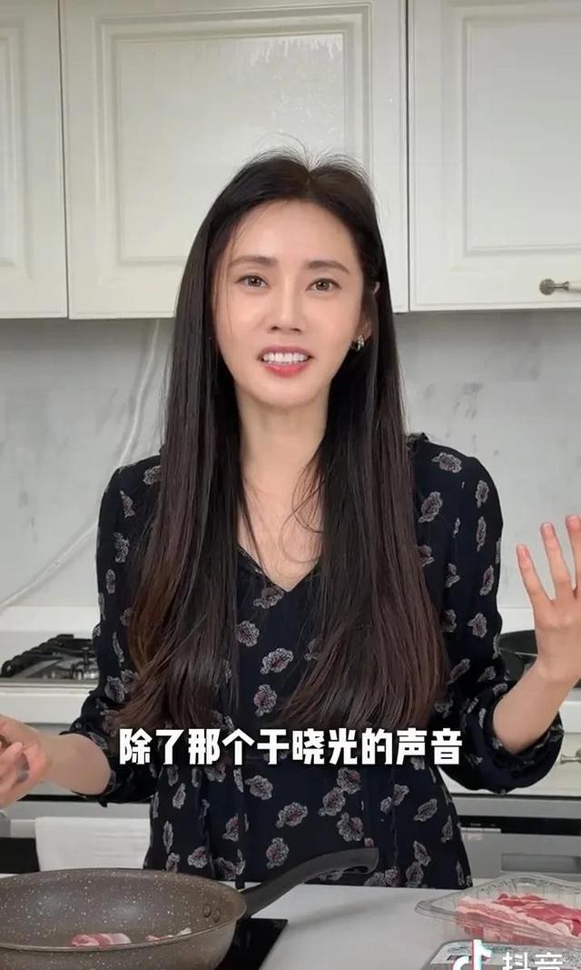 秋瓷炫一口大蒜一口肉,生吃大葱蘸酱太生猛,想回东北过大年啦!