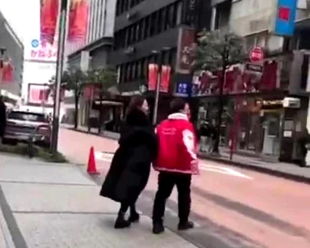 73岁谭咏麟与高挑美女十指紧扣逛街,女方疑是51岁红颜知己朱咏婷