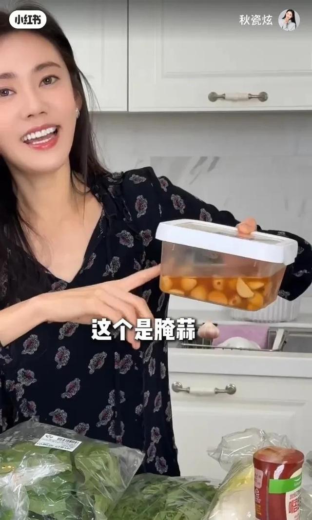 秋瓷炫一口大蒜一口肉,生吃大葱蘸酱太生猛,想回东北过大年啦!
