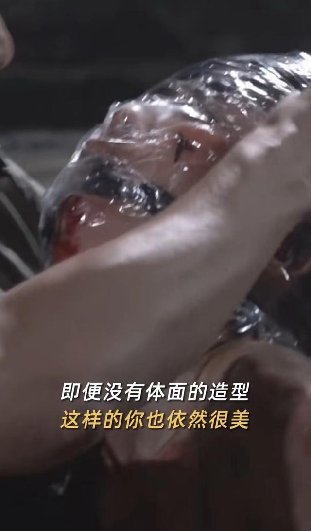 《神探大战》阿sa太敬业,穿内衣走臭水沟,嘴里含球被裹保鲜膜