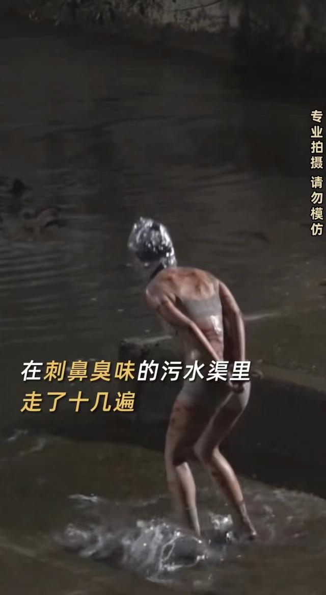 《神探大战》阿sa太敬业,穿内衣走臭水沟,嘴里含球被裹保鲜膜