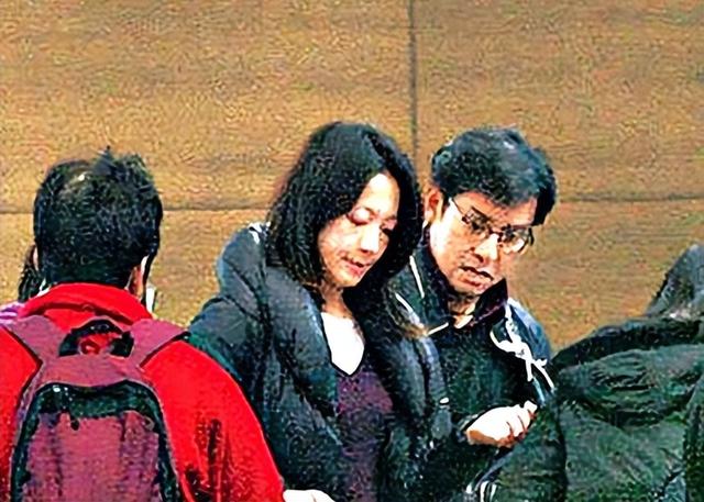 73岁谭咏麟与高挑美女十指紧扣逛街,女方疑是51岁红颜知己朱咏婷