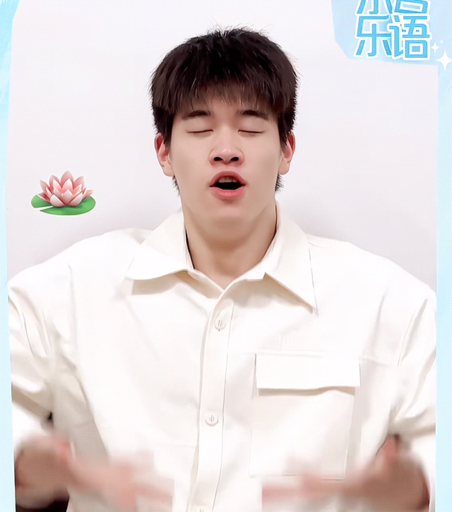 潘展乐训练后，在马路上和一位美女撸狗，场面温馨，太有爱了！