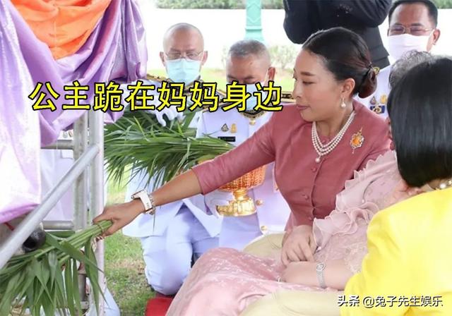 42岁泰国公主跪地上照顾妈妈,衣服渗出3条汗渍,孝顺女儿真少见