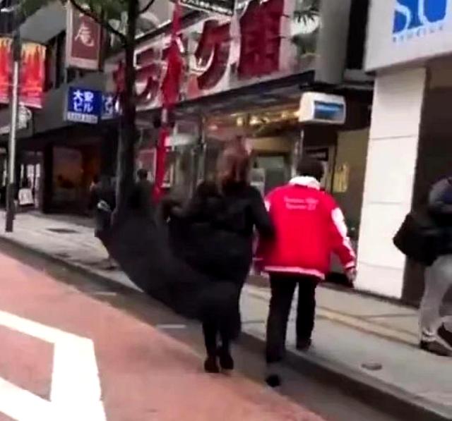 73岁谭咏麟与高挑美女十指紧扣逛街,女方疑是51岁红颜知己朱咏婷