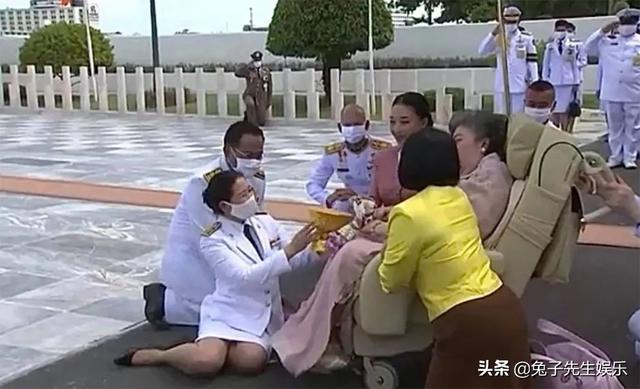 42岁泰国公主跪地上照顾妈妈,衣服渗出3条汗渍,孝顺女儿真少见