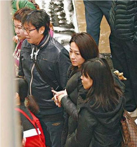 73岁谭咏麟与高挑美女十指紧扣逛街,女方疑是51岁红颜知己朱咏婷