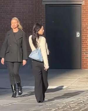 瘦美女只穿(Jennie拍摄香奈儿广告，穿短上衣露小腹，人不胖但是看着也不瘦)
