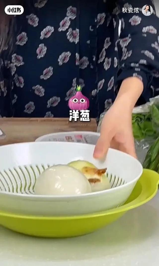 秋瓷炫一口大蒜一口肉,生吃大葱蘸酱太生猛,想回东北过大年啦!