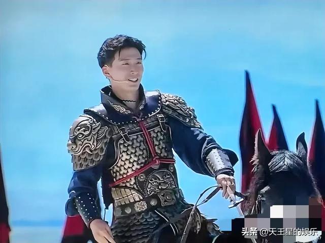 于适西装领万马 吴京爆改腾格尔 窦骁人马合一屈膝礼 男人们太帅了