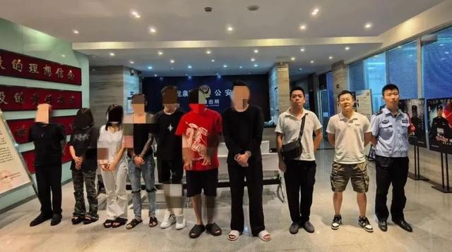 烧烤店四男两女发生冲突，两女子用啤酒瓶互殴？7人为赚流量编造剧本约架