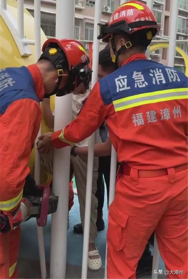 华安一女孩攀爬游乐设施，不慎掉落被卡栏杆